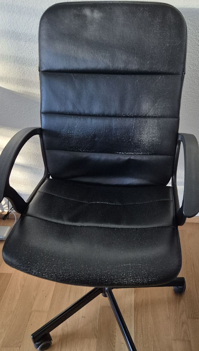 Chaises: Bürostuhl Schwarz Leder Gebraucht – D'occasion à Tann par Fuxx19