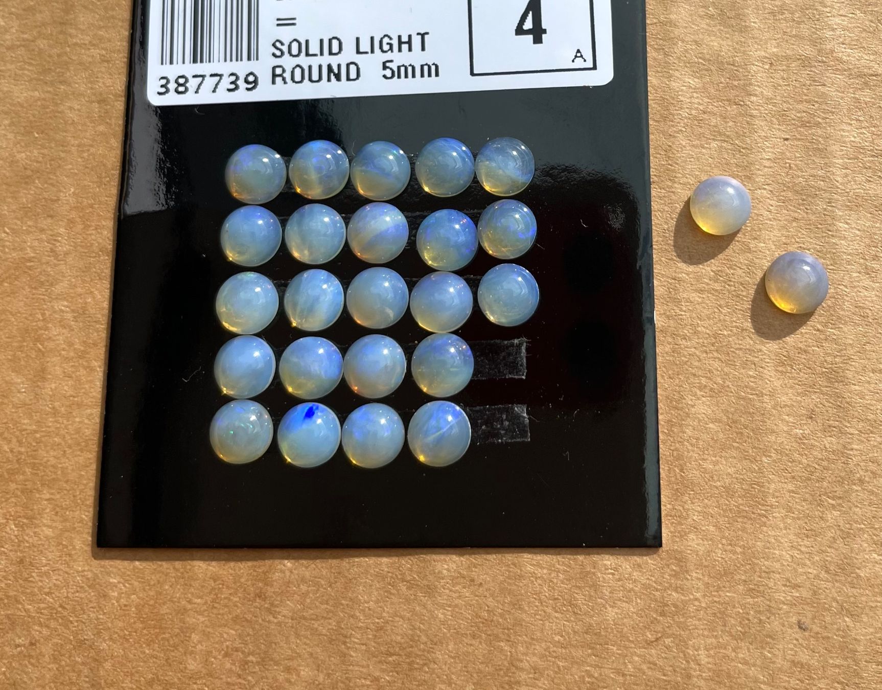 Fossili: 25  Stk  Cabochons Opal   rund 5mm   echt winzig neu   SET – Nuovo e nell'imballaggio originale da Leuggern venduto da gemshow