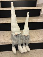 Zwei Wichtel Dekofiguren weiss grau gestrickt Set neu