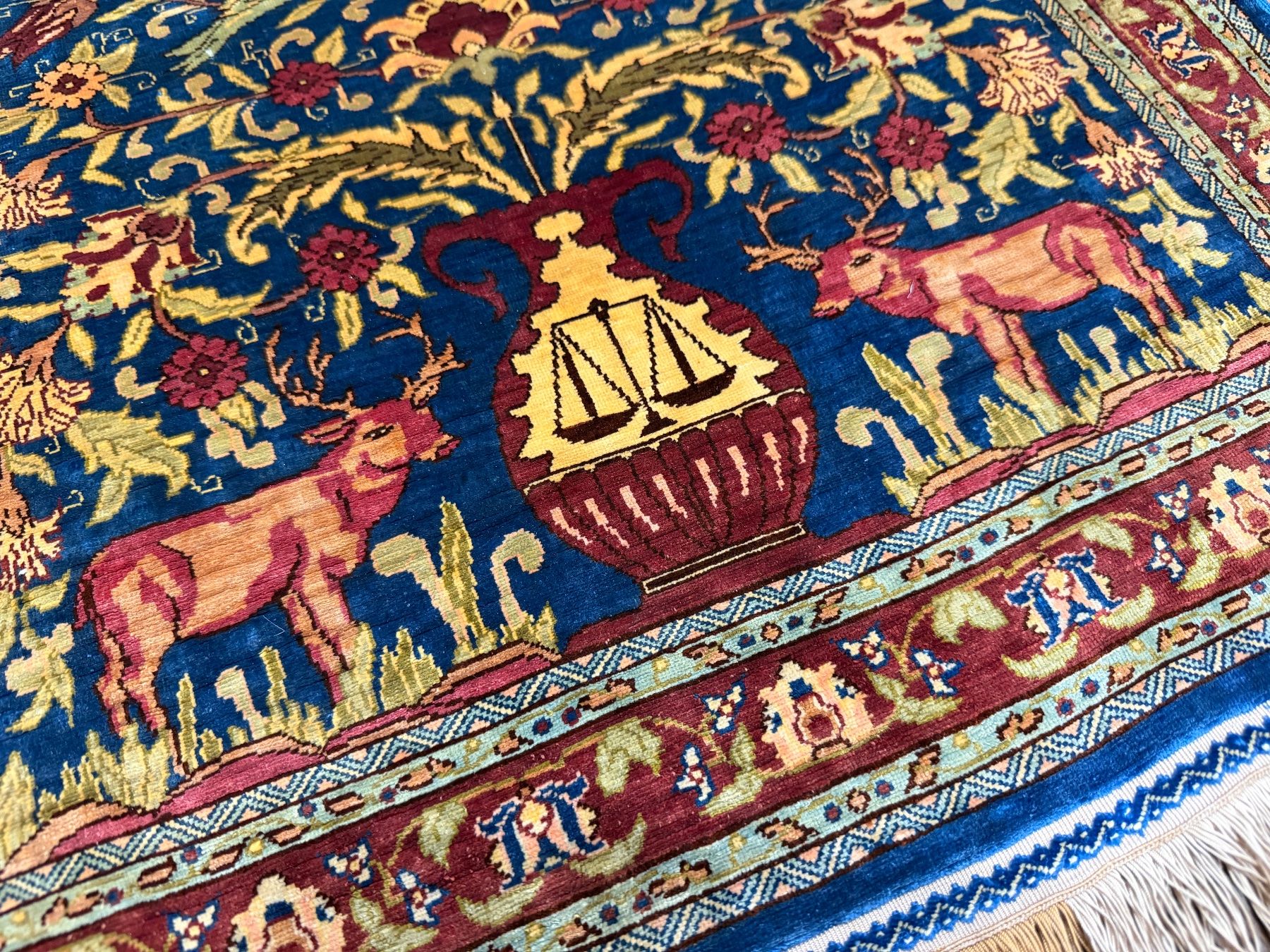 Tappeti: Seltener Hereke -  handgeknüpfter Seidenteppich – Usato da Bennau venduto da Mayer_Carpets 1
