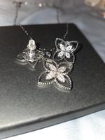Ensemble boucle d'oreille et collier