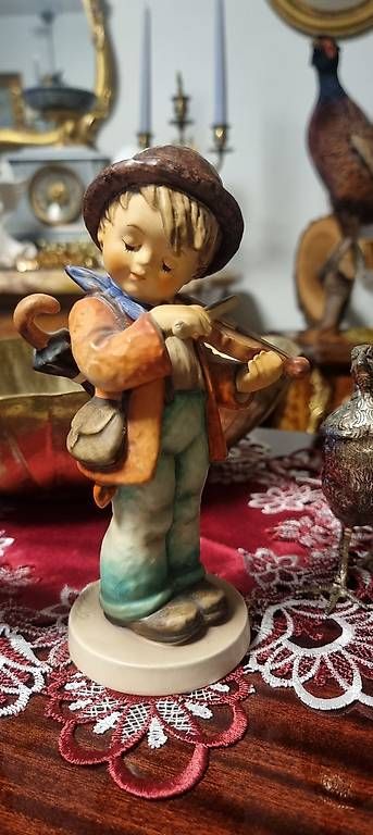 Tutte le decorazioni: Hummelfigur Geigerlein von Goebel – Usato da Kaufdorf venduto da Nati-Nati