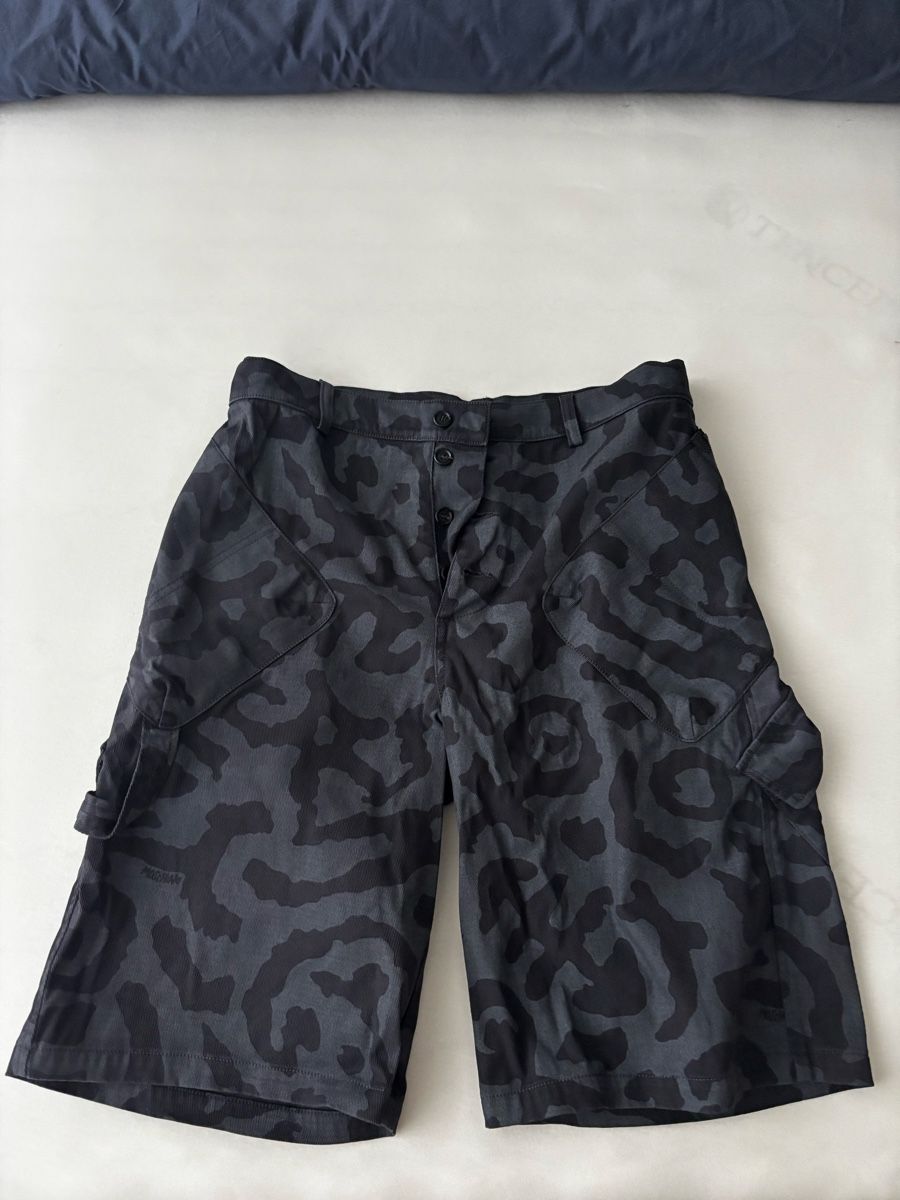 Moschino Hosen: Moschino Animal Print Cargo Shorts – Gebraucht aus hallau von jon_9mkg