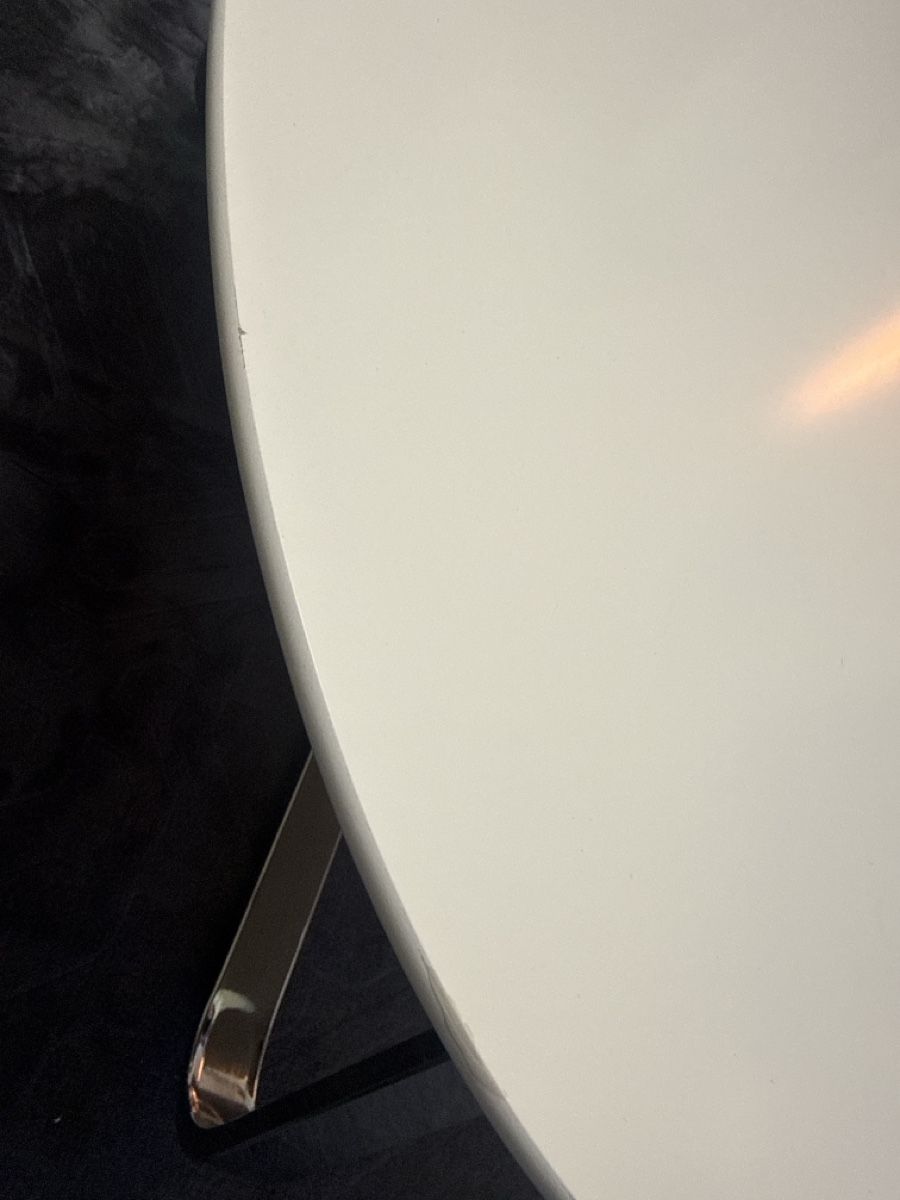 Tische: Couchtisch Oval Weiss mit Metallgestell – Gebraucht aus Horgen von Melosita0 4