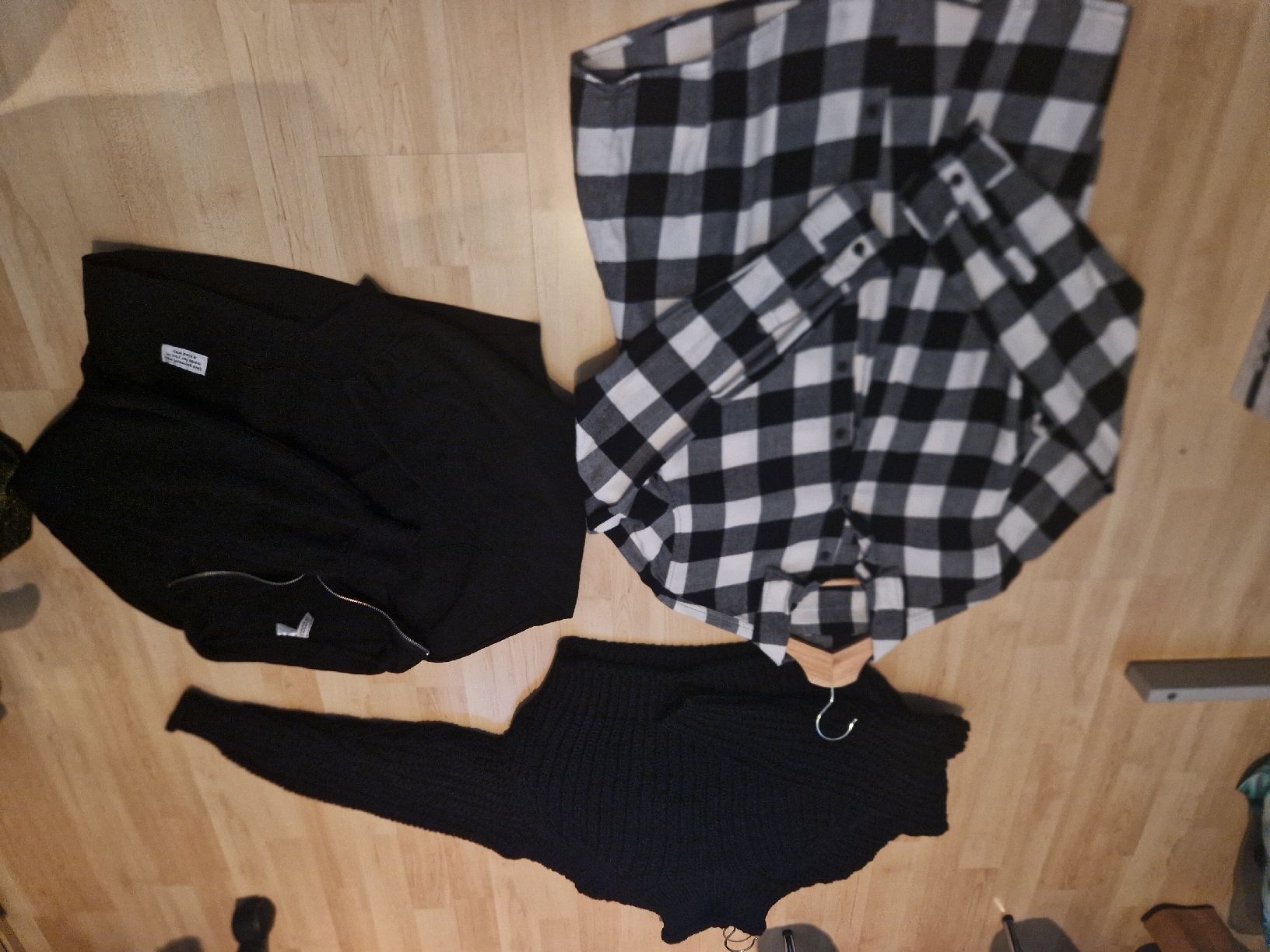 Lotti di vestiti: schwarz/weiss hemd, schwarzer strickpullover 1 pullover – Nuovo (secondo la descrizione) da Ebikon venduto da kov_9vqb