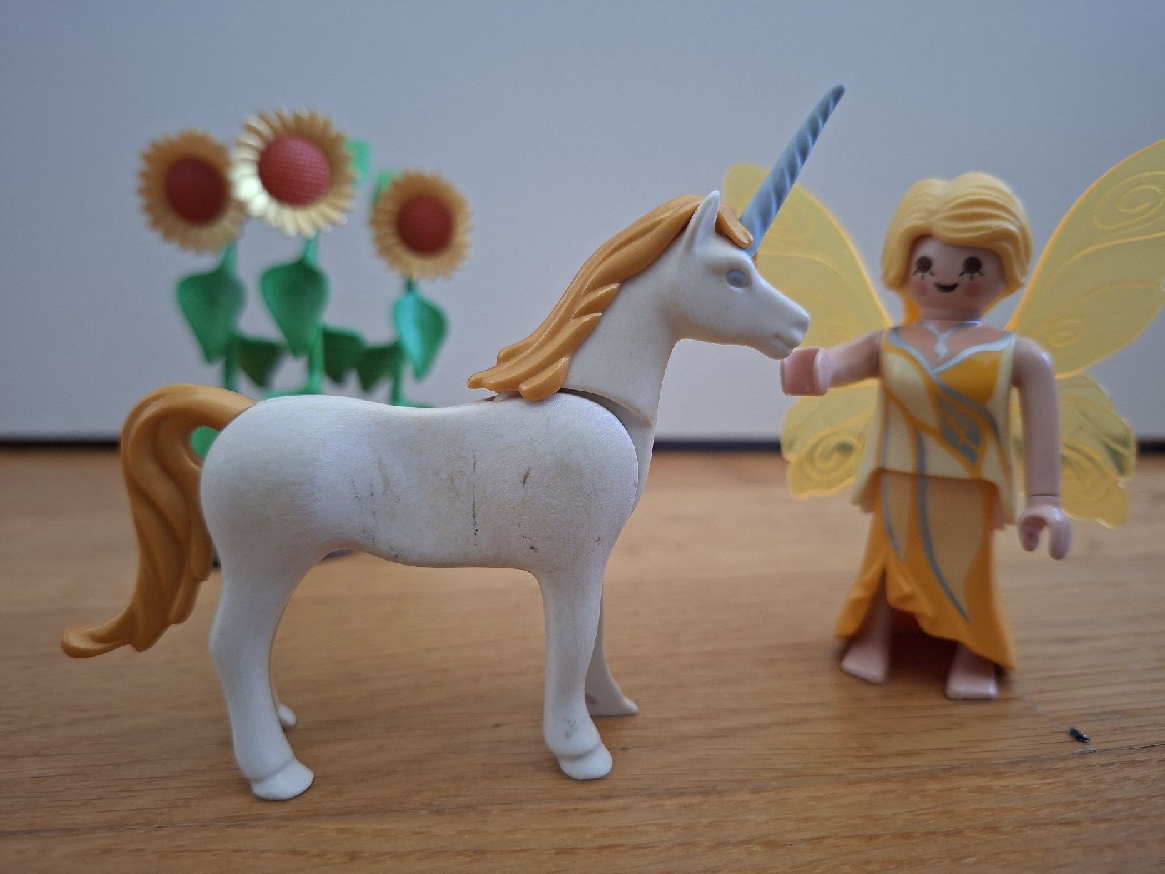 Playmobil Giocattoli: PLAYMOBIL Fee mit Einhorn und Sonnemblumen – Usato da Balterswil venduto da Steineparadies 1