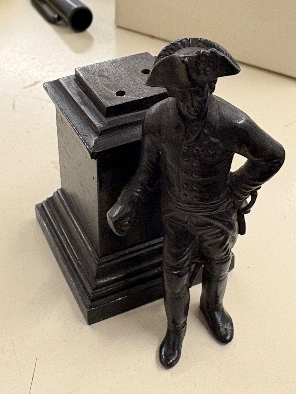 Case e mobili per bambole: Puppenhaus oder Sammlerstück - Säule mit Figur - 13 cm hoch – Usato da Pratteln venduto da Dollshop 2