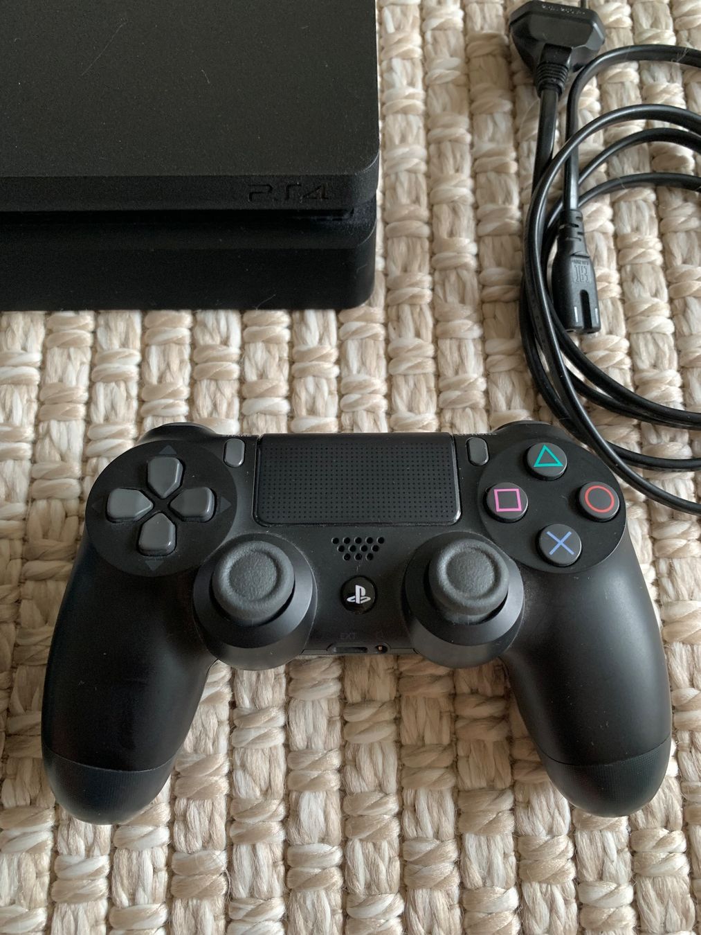 Sony Consoles: Ps 4, 1000GB – D'occasion à Altdorf UR par dan_5byt 2