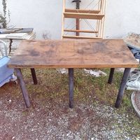 1× Tisch, 1× Reinigungs Rolli, 2× Holzregale