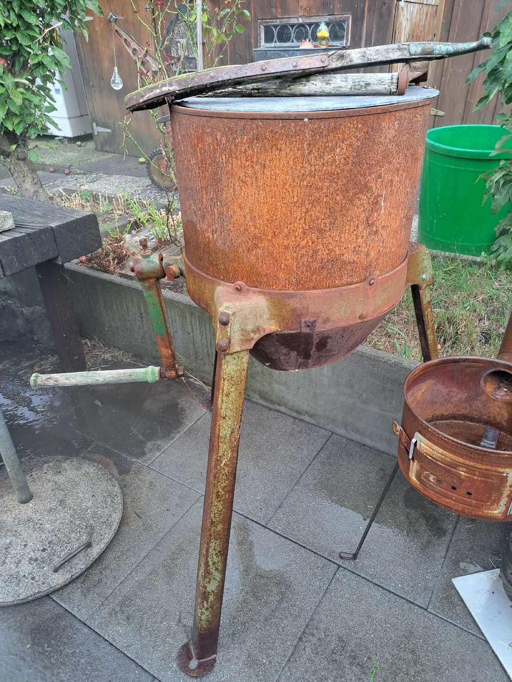 Griglie: grosser metallbehälter alt – Usato da Oberegg venduto da danni-1985