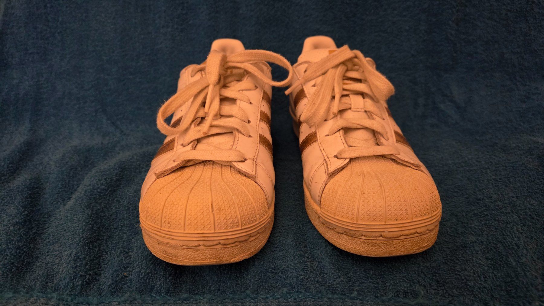 Adidas Damenschuhe: Adidas Superstar Schuhe Weiss/Gold – Gebraucht aus Jona von Zaskar95 3