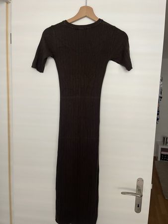 Robe moulante brune près du corps 
