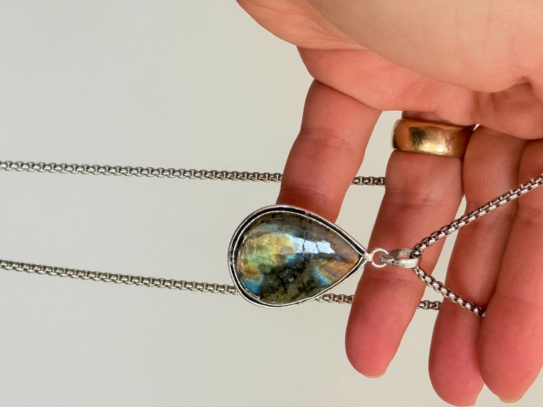 Catenine: Collier pendentif labradorite pierre forme goutte – Nuovo e nell'imballaggio originale da Genève venduto da AGBERG 8