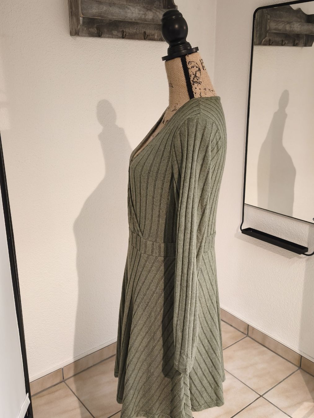 Vestiti: Khakifarbenes Strickkleid, Grösse L, Wickeloptik – Nuovo (secondo la descrizione) da Emmetten venduto da SecondhandSiska 1