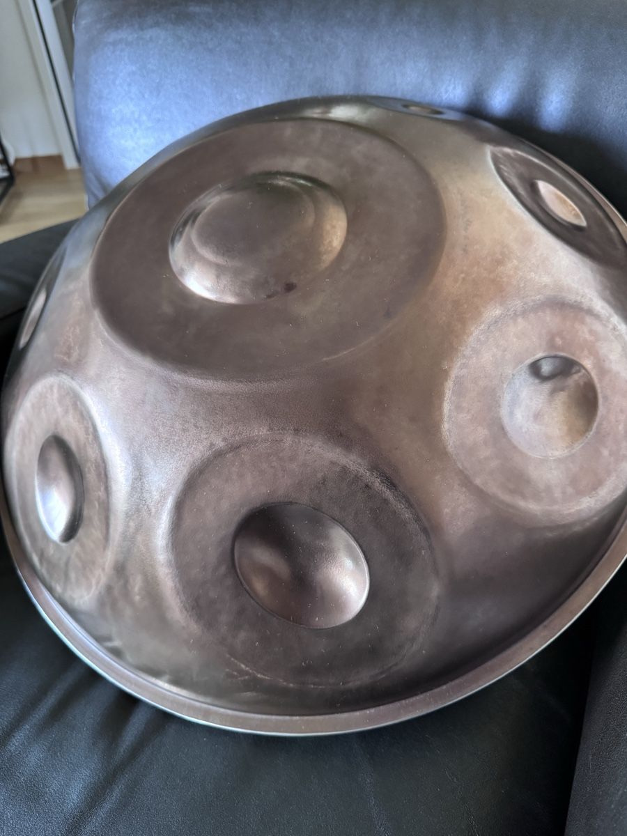 Strumenti musicali: Handpan Handromeda F2 Pygmy 17 – Usato da Luzern venduto da Stueba 1