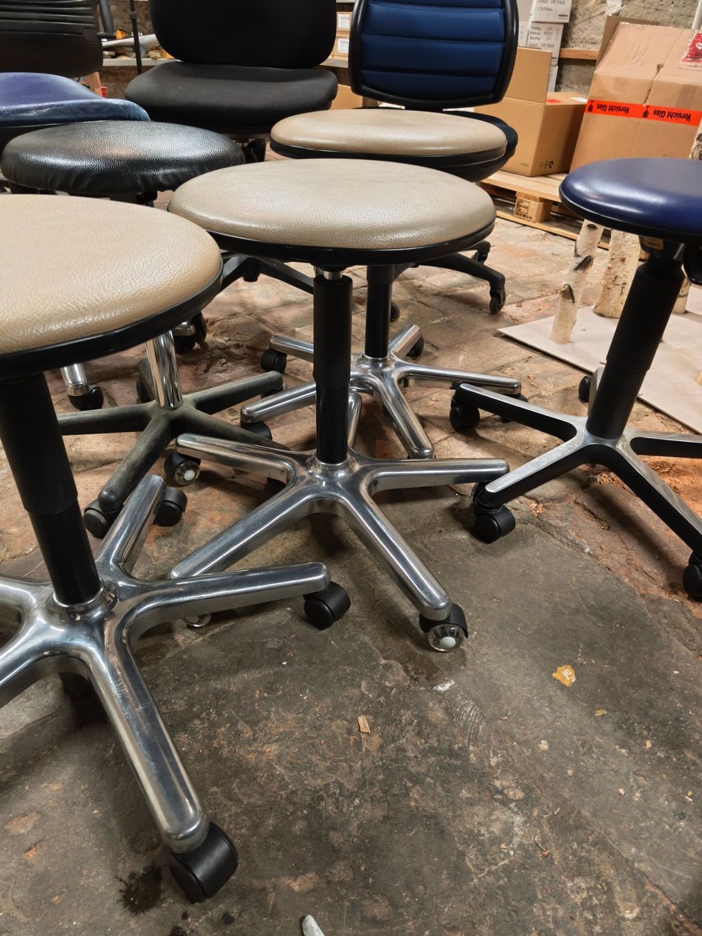 Hocker: 8 x Bürostuhl / Hocker ab 1 CHF – Gebraucht aus Bern von Xtralite 5
