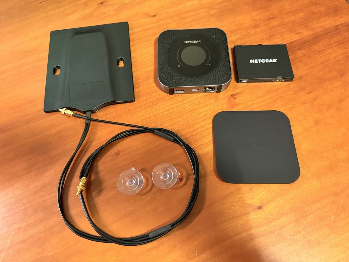 Netgear Modem & Router: Netgear MR1100 Nighthawk M1 4G LTE Mobile Router – Usato da Amriswil venduto da Trivet