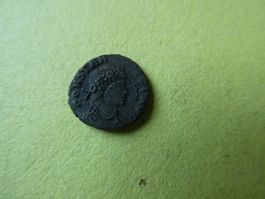 uralte Bronzemünze 14 mm     1.05 g