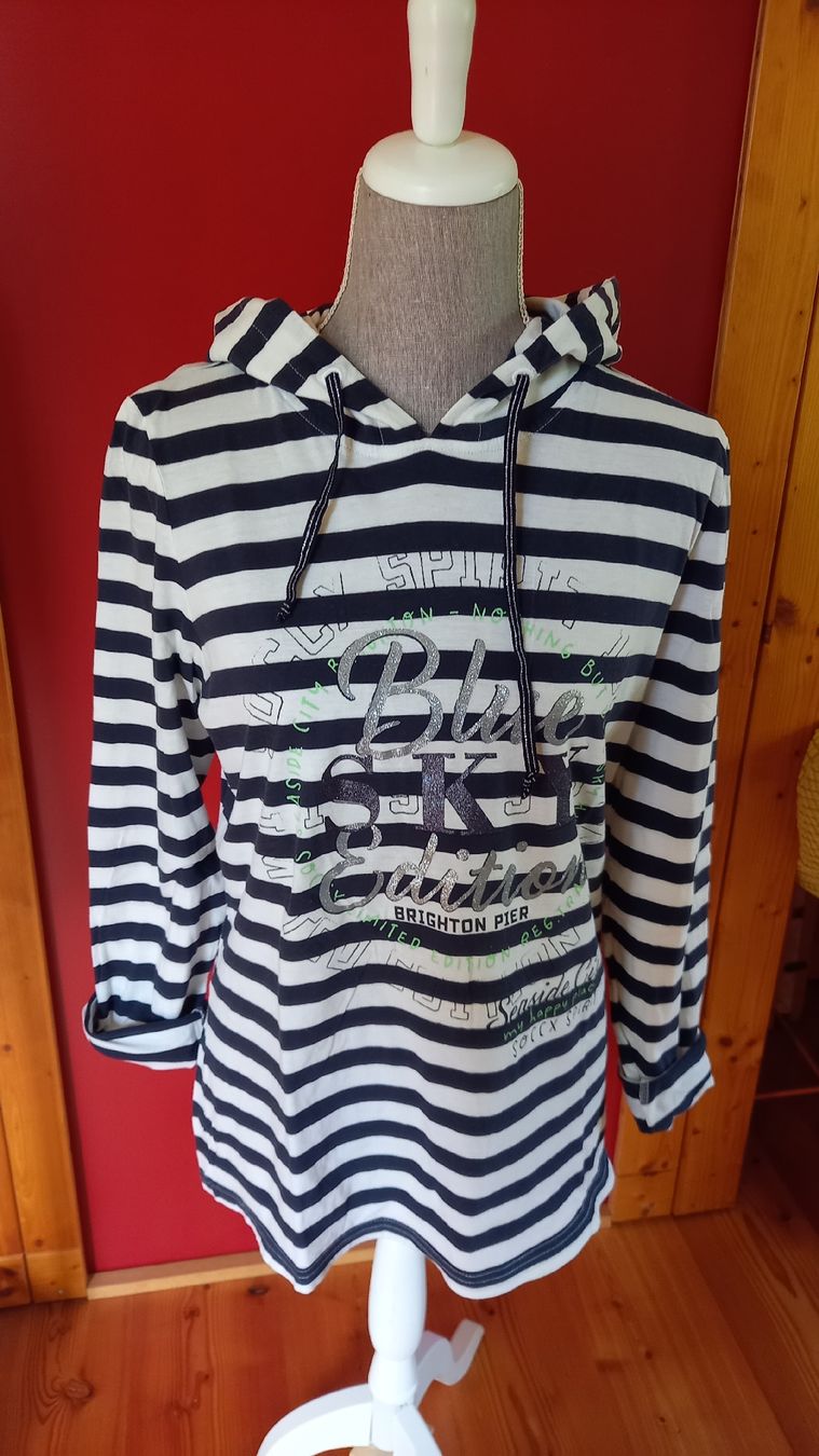 Pulls & Sweat-shirts: Kapuzenpullover SOCCS Grösse 44 gestreift mit Print – D'occasion à St. Gallen par Otterndorf
