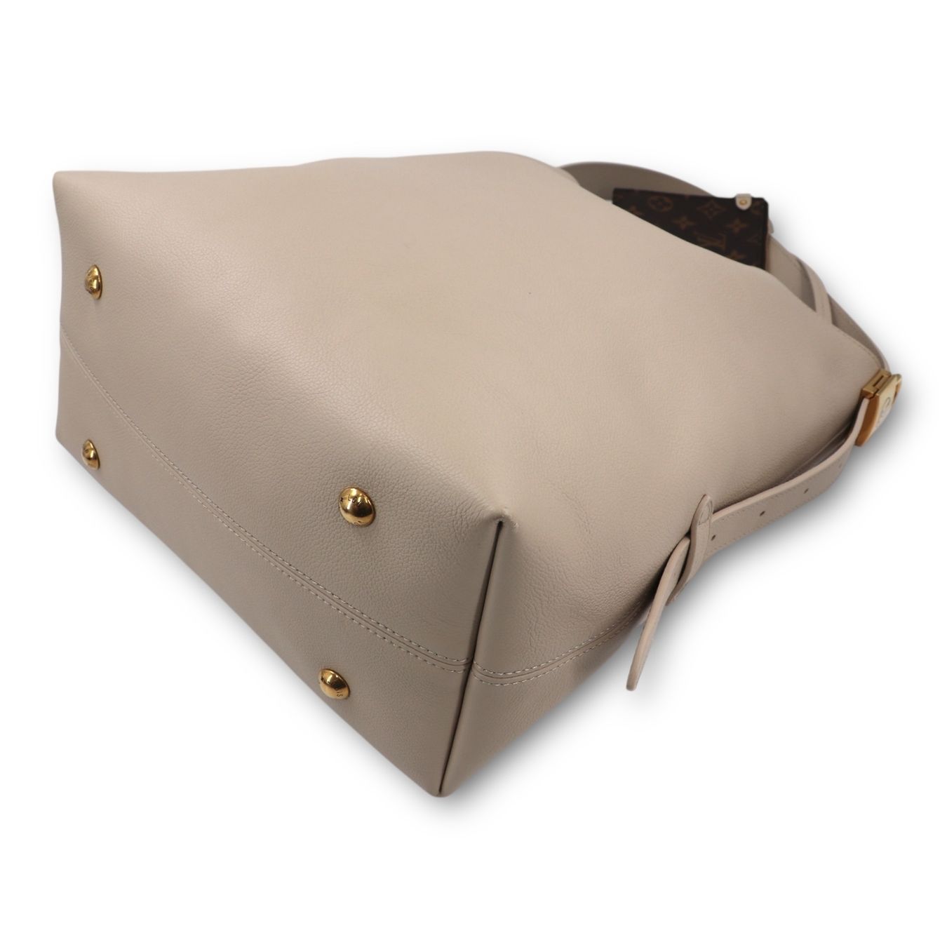 Louis Vuitton Borse da donna: Louis Vuitton Low Key Hobo MM Limestone – Usato da Binningen venduto da Designerlabels 9