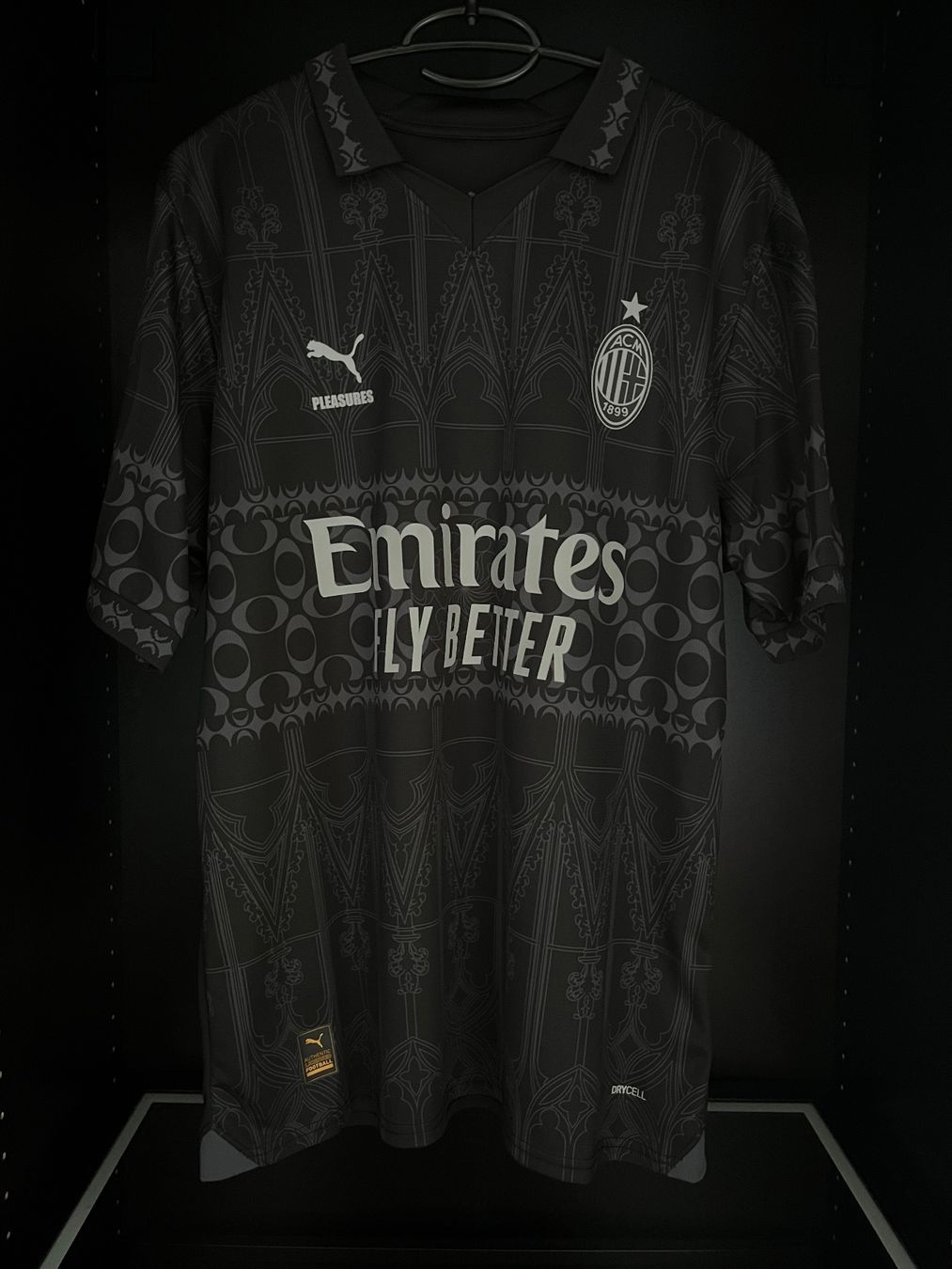 Puma Canottiere & Pantaloni: AC Milan Trikot – Nuovo (secondo la descrizione) da Näfels venduto da dom_9p7f