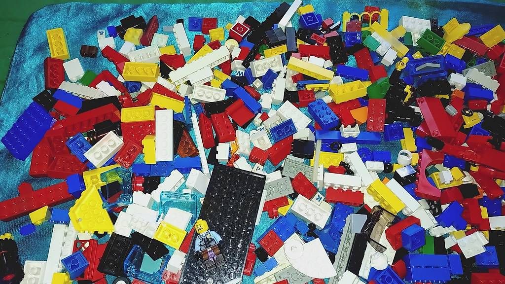 Lego Kit di costruzioni: Lego Classic-Basic-Figuren Kiloware gemischt 1,3kg – Usato da Schwarzenbach(Huttwil) venduto da Padielito 1