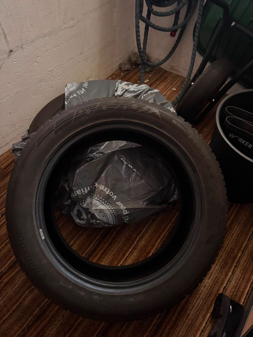 Hankook Pneumatici & Ruote complete: 2 x Winterpneu 235/55R20 105V – Usato da Liestal venduto da kar_vtm6