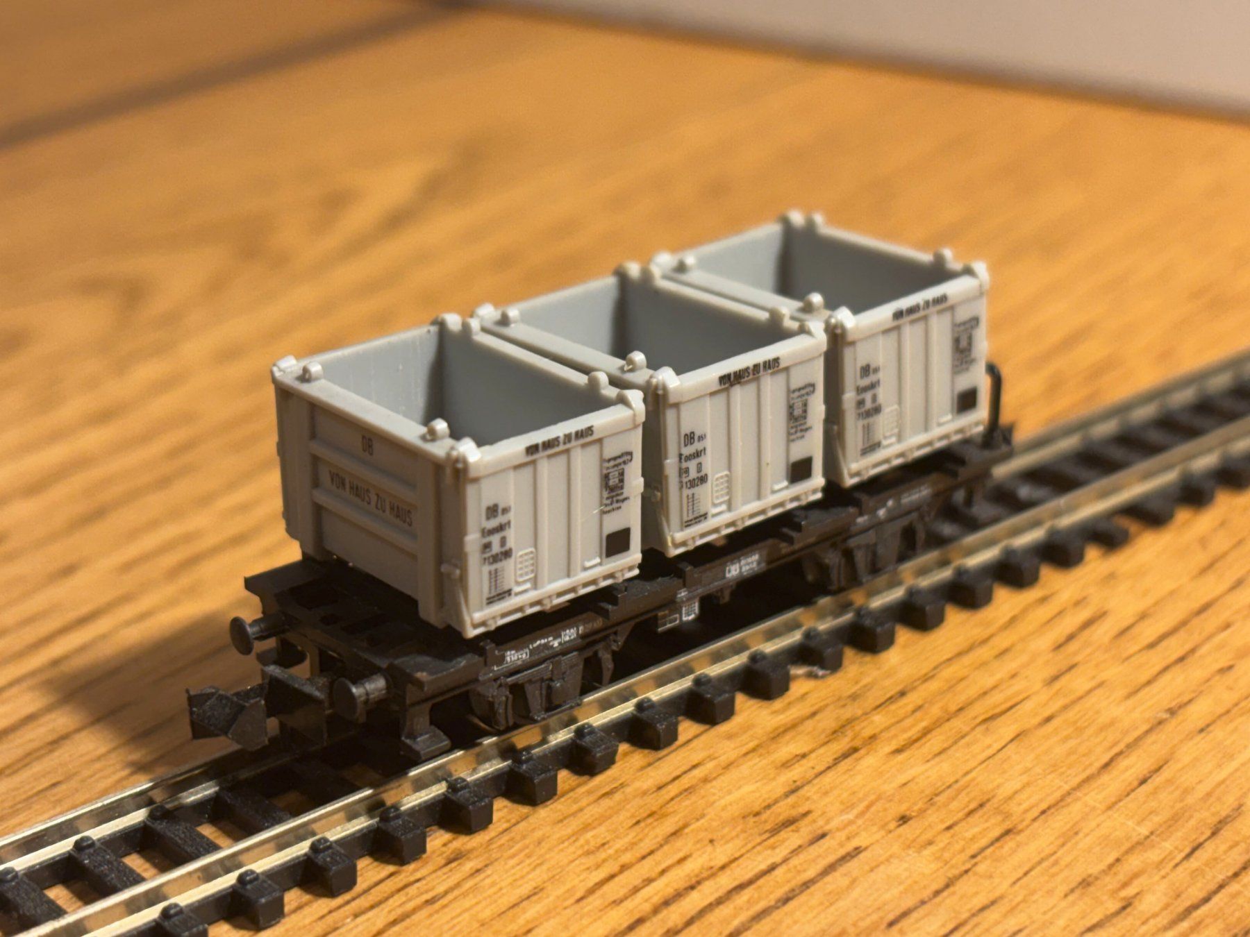 Modellini di ferrovie: e1775: Güterwagen mit Containern (Spur N) – Usato da Birsfelden venduto da Birs_25 2
