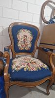 Antiker Sessel blaue Polsterung mit Blumenmuster Holzrahmen