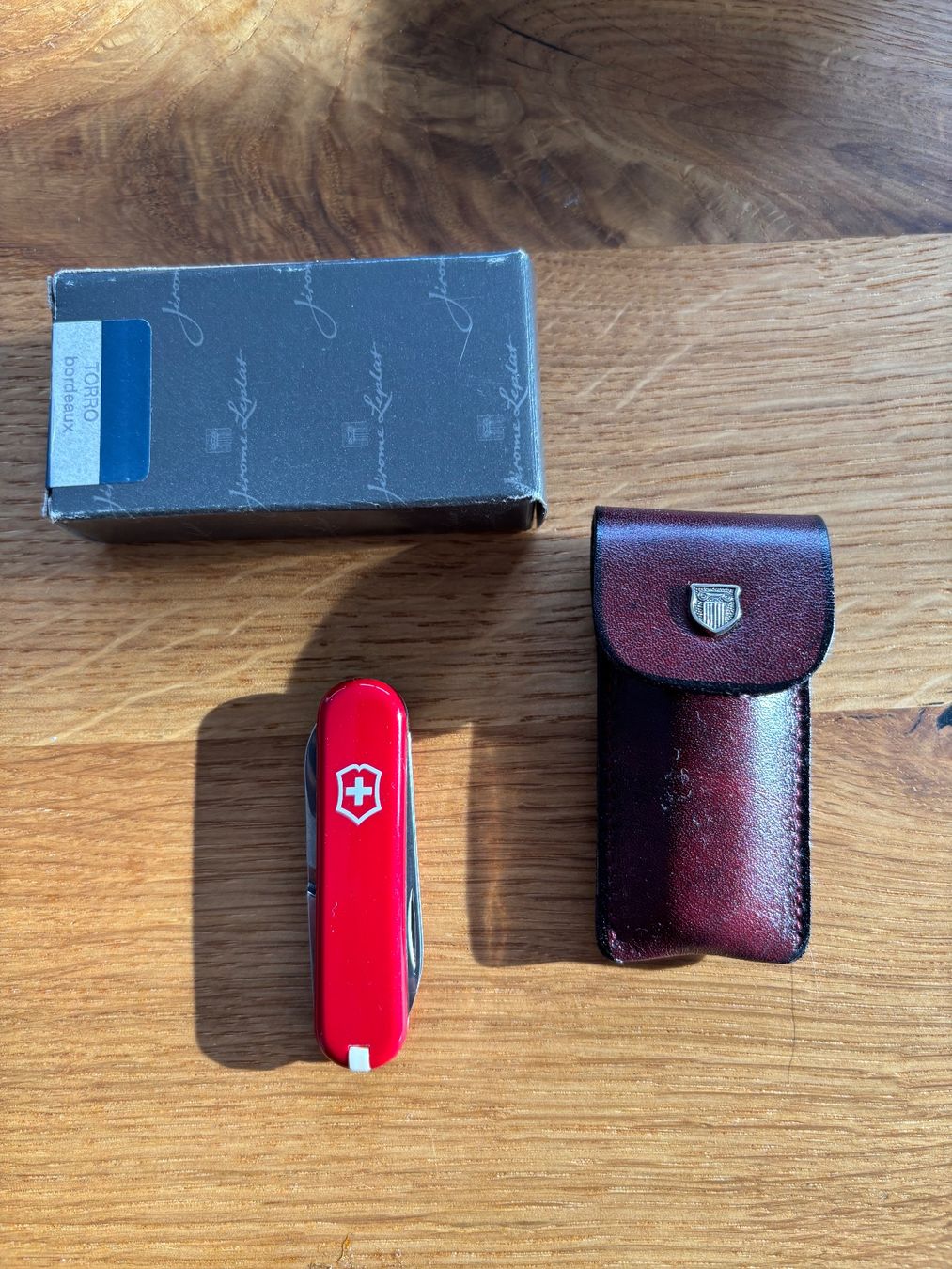 Victorinox Coltelli tascabile: Victorinox Taschenmesser klein mit Lederhülle – Usato da Sins venduto da sinserin