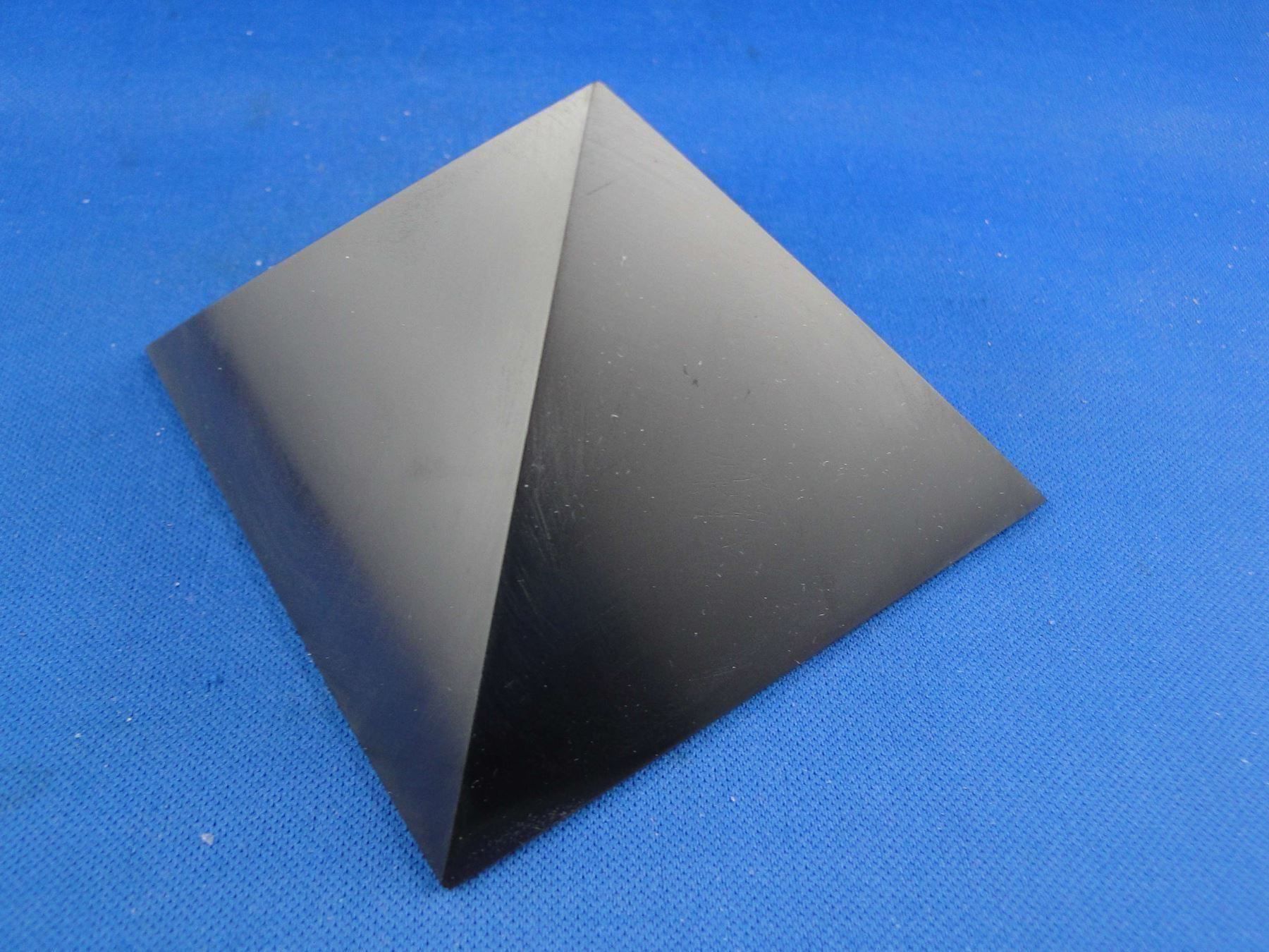 Minerali & Pietre curative: Shungit-Pyramide 12cmx12cm  poliert – Usato da Schinznach Bad venduto da Demerald 3