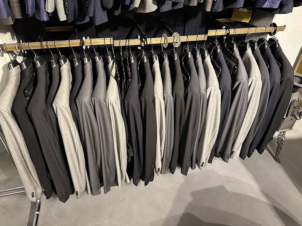 Lotti di vestiti: Kollektion Anzüge / Sakkos grosse Grössen – Usato da Mühlehorn venduto da Amadeostyle