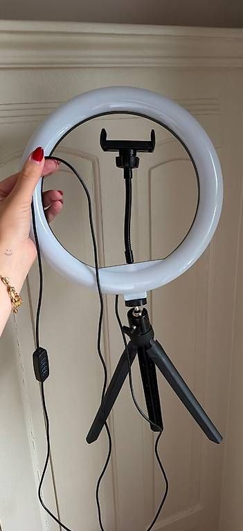 Altro in Decorazioni & Accessori: TikTok-Licht mit Ständer – Nuovo e nell'imballaggio originale da Wil SG venduto da Lea.w.9000
