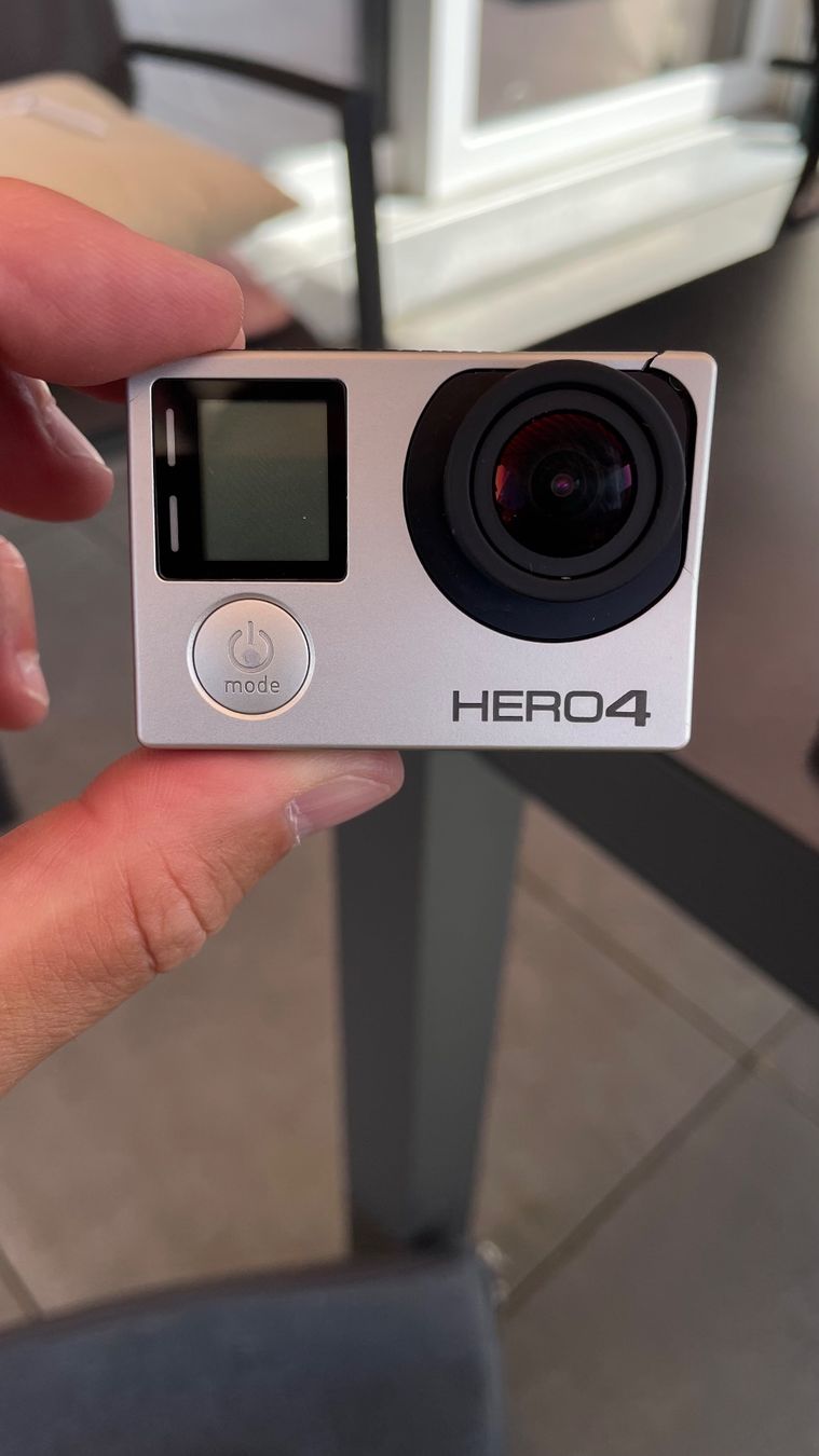 Gopro Action Cam: GoPro HERO4 Silver + lot d’accessoires + télécommande – Usato da Vuarrens venduto da Pipaps 1