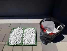 Viele weisse Steinen für den Garten