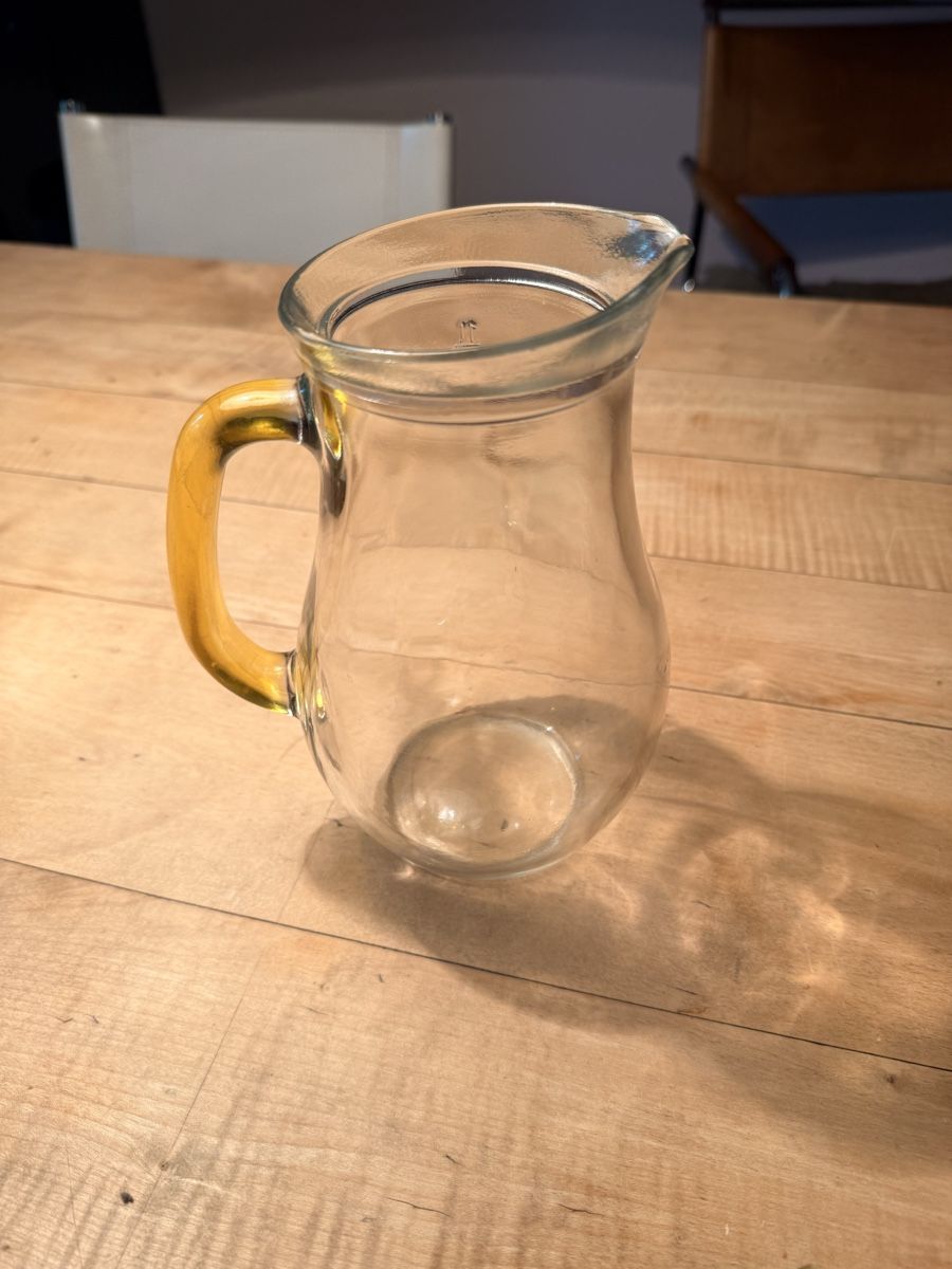 Caraffe: Glaskugel mit gelbem Henkel. – Usato da Basel venduto da VanyaTC