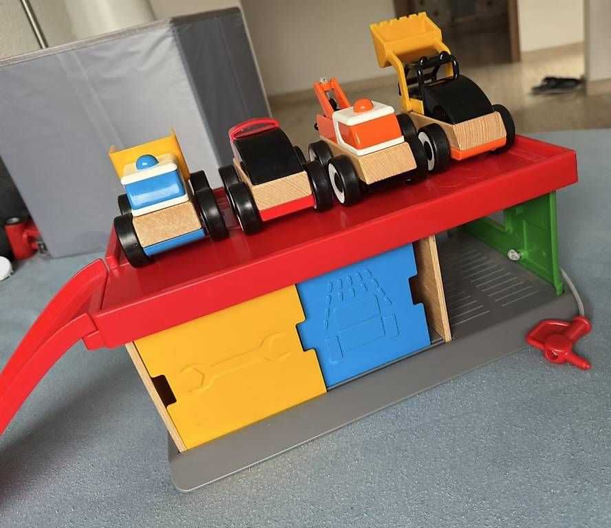 Giocattoli: Spielzeug-Garage mit 4 IKEA-Autos. – Usato da Küssnacht am Rigi venduto da mis_skz5 1
