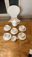 Service à café vintage avec motifs floraux délicats