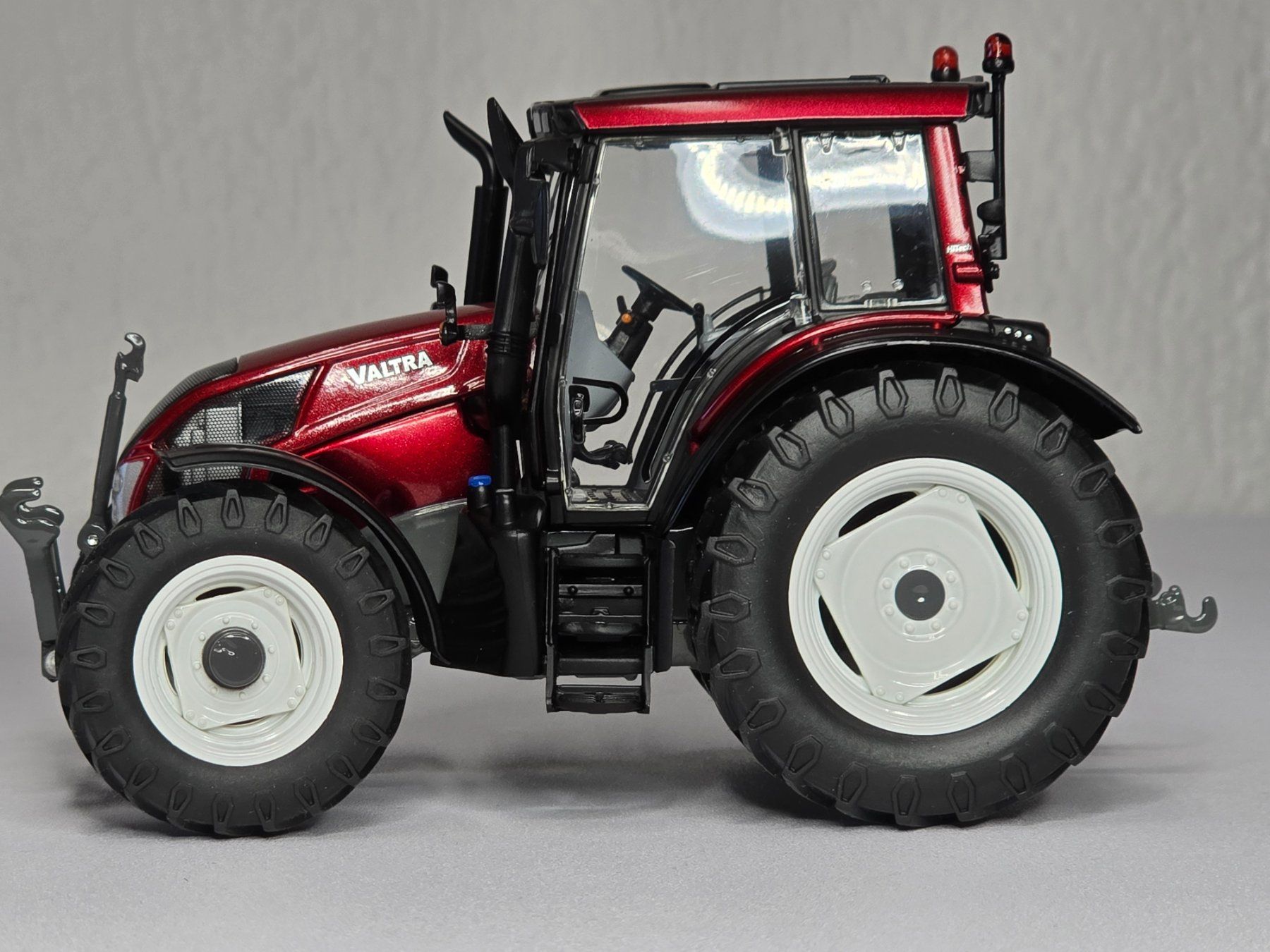Wiking Kit di modellismo & Modellini statici: Wiking 077326, Valtra N 143 HT3, Vitrine – Nuovo (secondo la descrizione) da Kloten venduto da Nicola2 5