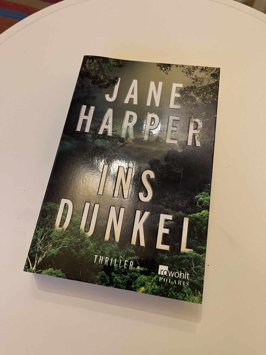 Bücher: Thriller "Ins Dunkel" von Jane Harper – Gebraucht aus Bern von Piratamorgan