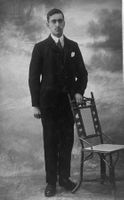 Echtfoto, Fotokarte, Zaugg & Gaensslen, Biel - Mann m.Stuhl