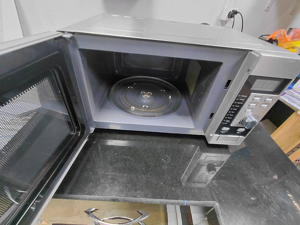 Appareils de cuisine: Mikrowelle mit Grill Back Umluftfunktion – D'occasion à Embrach par mee 1