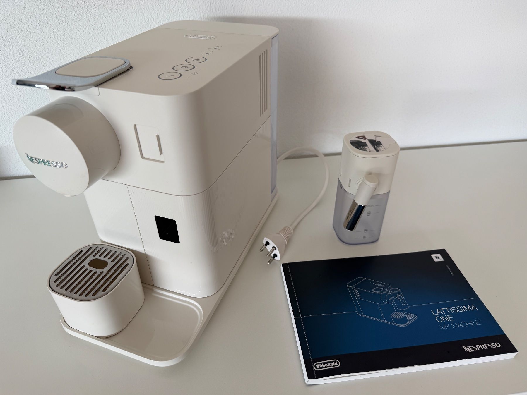 Nespresso Macchine per caffè & Macchine per espresso: Nespresso Lattissima One, weiss – Usato da Luzern venduto da W.Werder