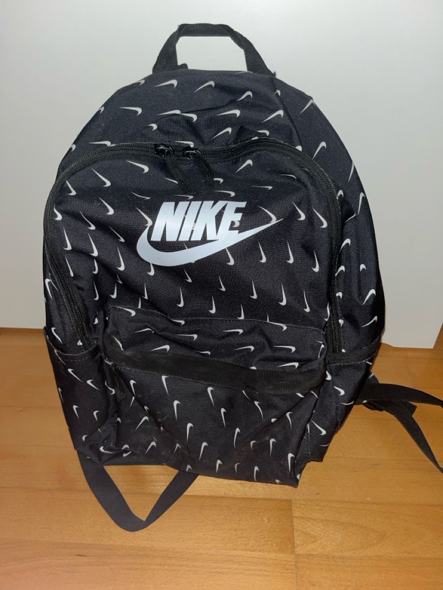 Nike Zaini: Rucksack Nike schwarz mit Logo Muster – Usato da Schaffhausen venduto da Gavran02