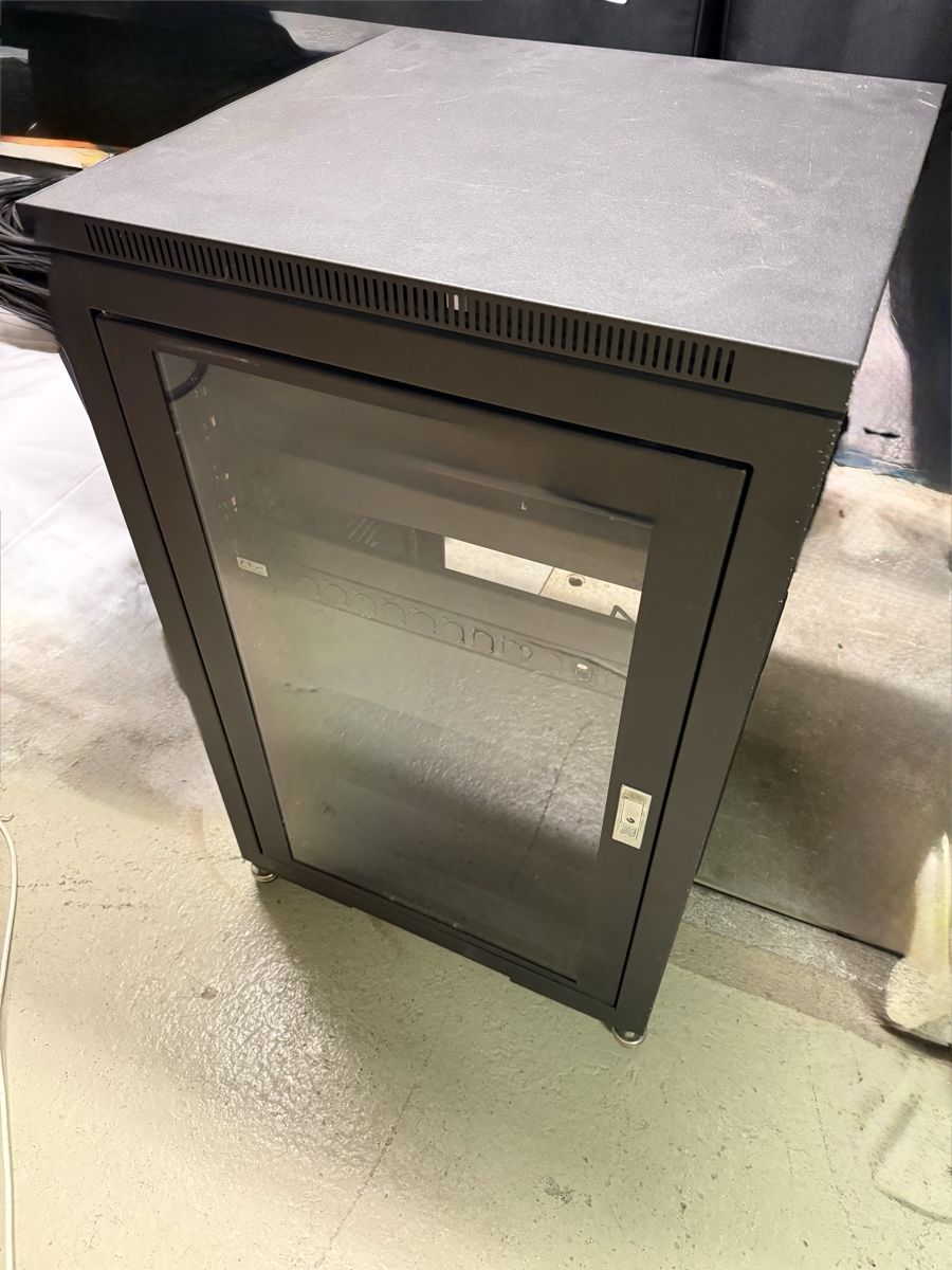 Supporti a parete: 19“Rack mit Glastüre 17HE – Usato da Zofingen venduto da Freewilli78