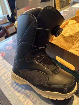 Nitro Flora BOA Snowboard Boots Gr. 39 1/3 Neu