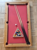 Mini-Billardtisch aus Holz, komplett mit Zubehör.