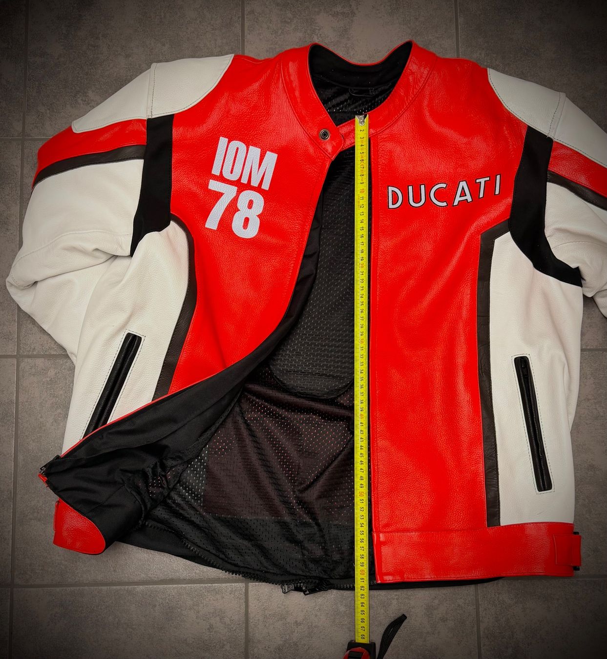 Ducati Giacche: Ducati Motorradlederjacke IOM72 – Nuovo (secondo la descrizione) da Neftenbach venduto da Onlineshopper 6