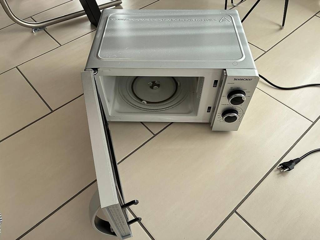 Elettrodomestici da cucina: SilverCrest Mikrowelle 700W – Usato da Steffisburg venduto da Martase 2