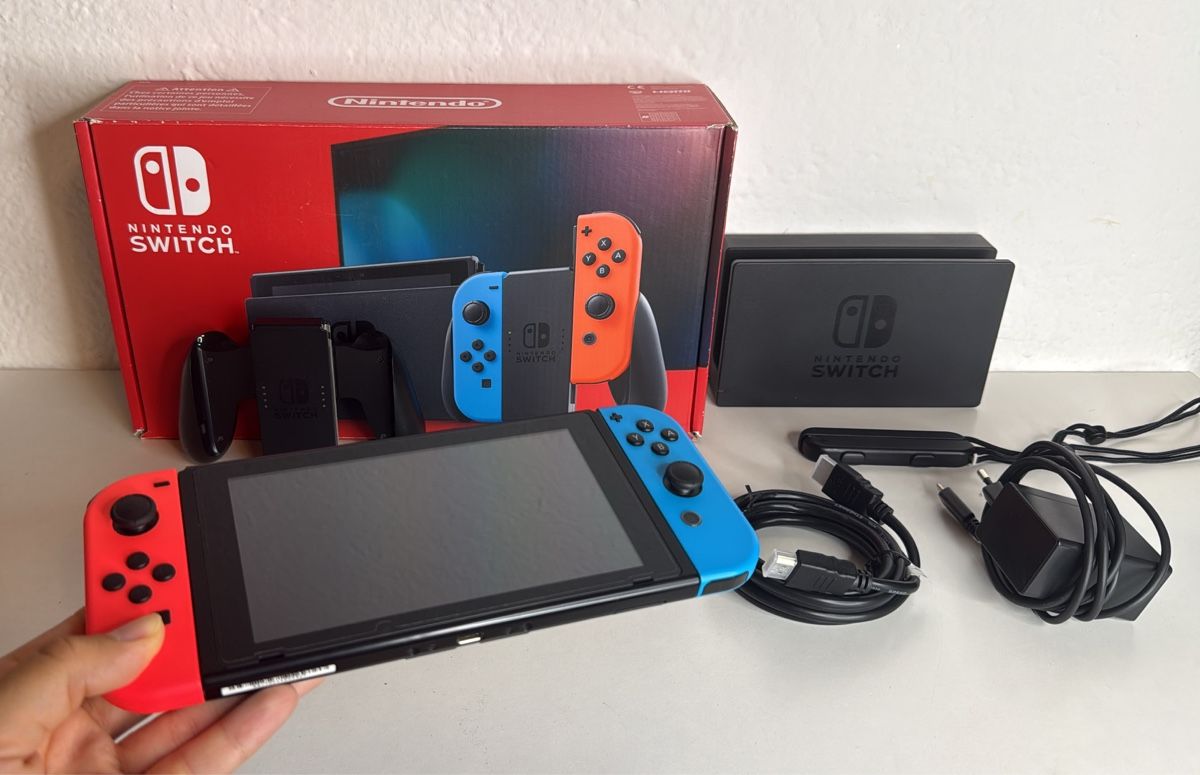 Nintendo Console: Nintendo Switch Console - with screen protector and box! – Usato da Ehrendingen venduto da bubulence